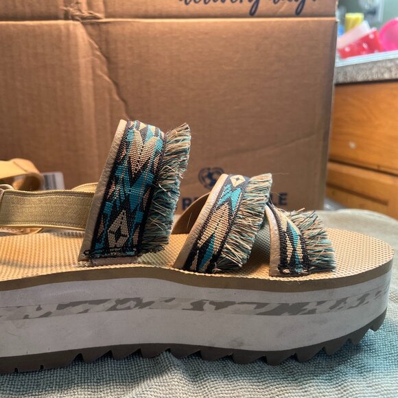 Teva Ceres platform sandals Turquoise and tan tribal print with fringe size 8 - Picture 3 of 9
